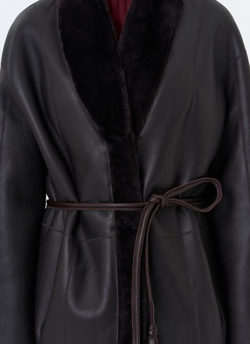 Женская двухсторонняя дубленка с декоративным поясом фото