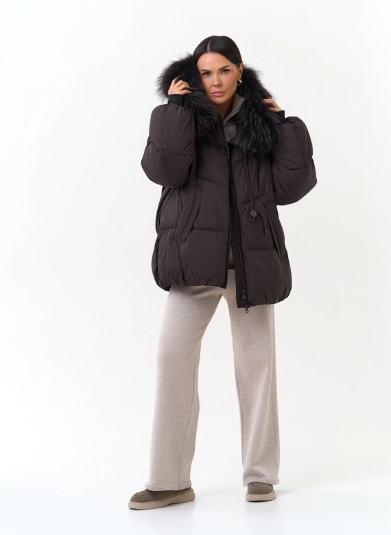 Женский пуховик с мехом енота на капюшоне фото