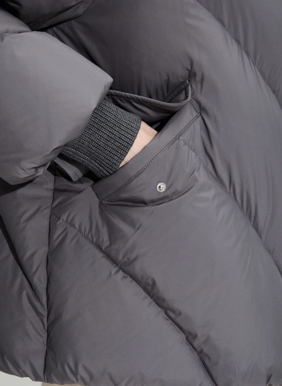 Женский пуховик с мехом енота на капюшоне фото