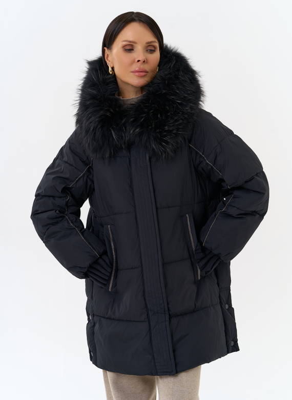 Женский пуховик с капюшоном из меха енота