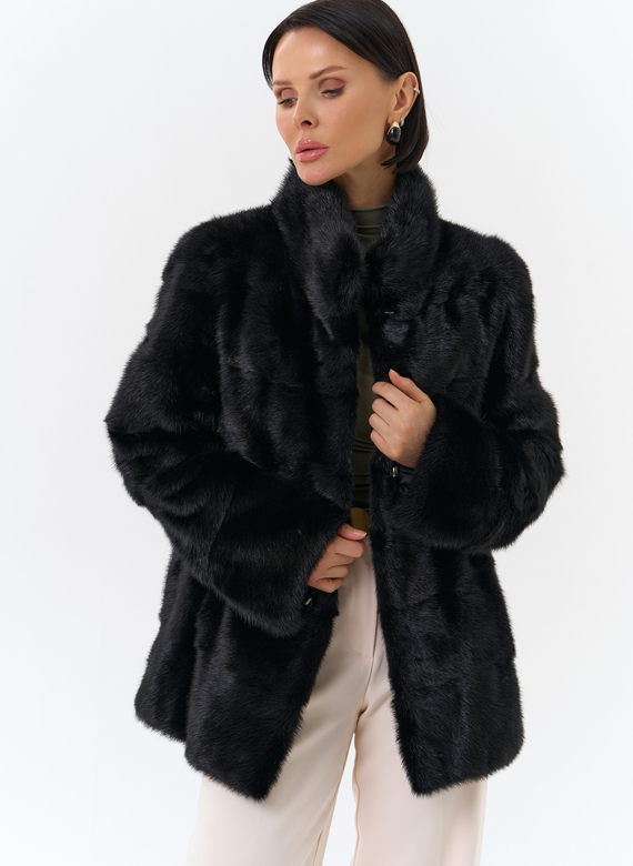 Укороченная норковая шуба с воротником стойкой черного цвета 