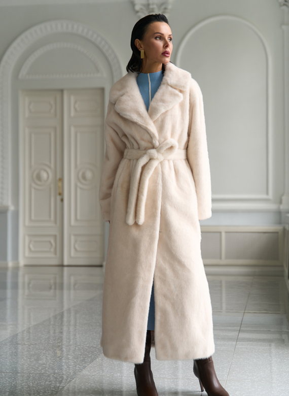 Женское пальто из эко меха молочного цвета