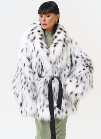 Белая шуба из меха лисы с поясом