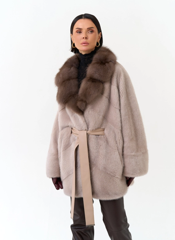 Женская шуба из меха норки с воротником из меха куницы фото