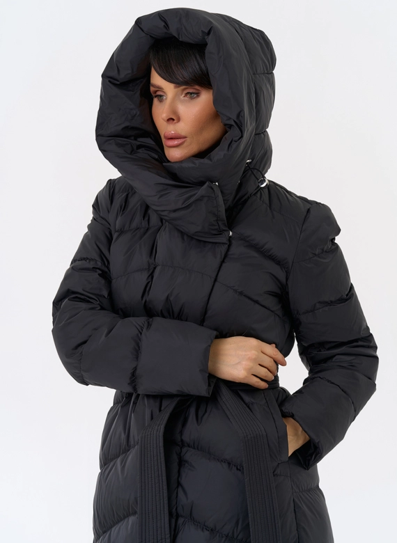 Женский длинный пуховик черного цвета с капюшоном