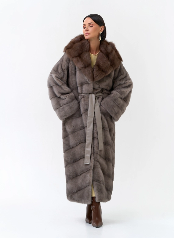 Длинная шуба из меха норки с капюшоном из меха куницы