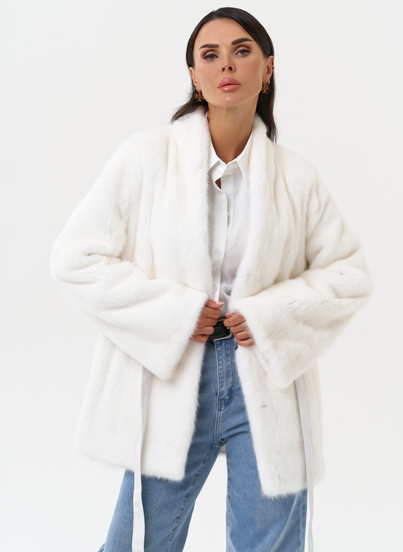 Короткая шуба из норки белого цвета