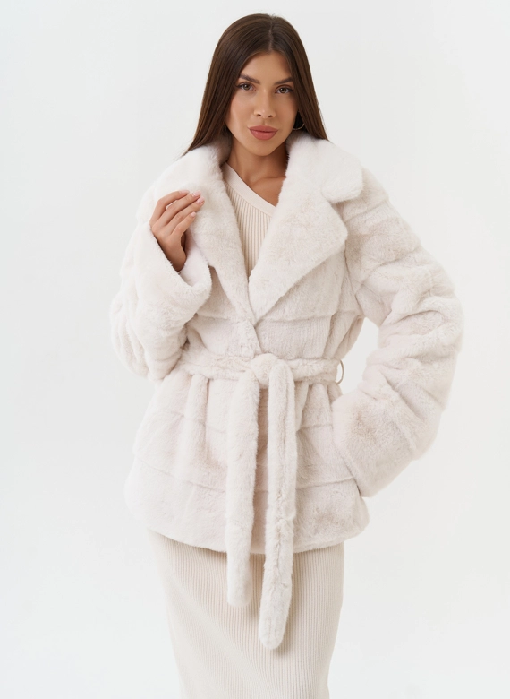 Короткая шуба из эко меха с английским воротником фото