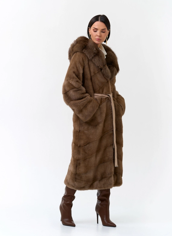 Шуба из меха норки с капюшоном из меха куницы