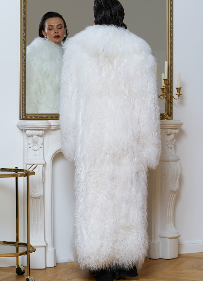 Длинная шуба белого цвета из меха ламы модель № 32055 в рассрочку