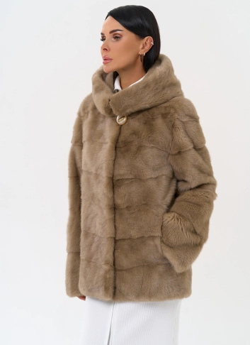 Короткая шуба с капюшоном Короткая шуба с капюшоном фото
